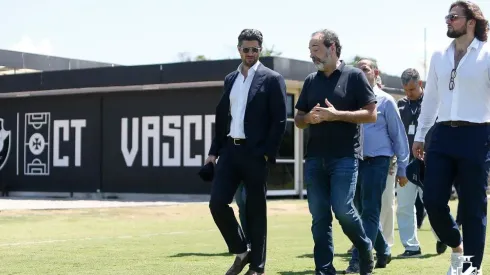 Vasco comemora contratação feita pela 777 Partners (Foto: Rafael Ribeiro / Vasco)