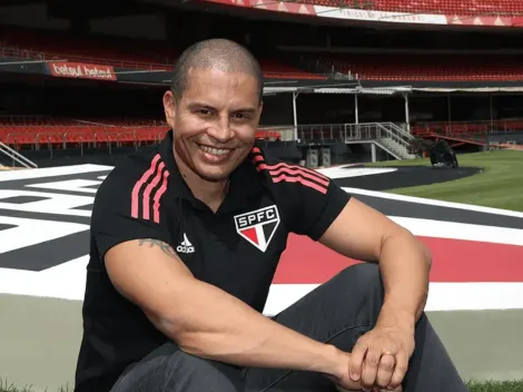 Alex, ex-meia, pode assumir o comando de clube europeu na próxima temporada