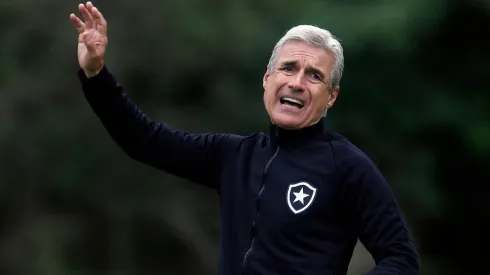 Luís Castro fala sobre situação do Botafogo após entrar no Z4 (Foto: Vitor Silva/Botafogo)