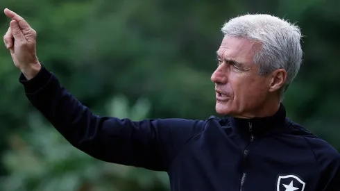 Luís Castro fala com protestantes que foram até o CT do Botafogo (Foto: Vitor Silva/Botafogo)