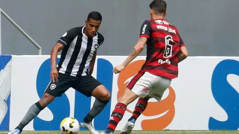 Victor Sá nega que pense em deixar o Botafogo (Foto: Vitor Silva/Botafogo)