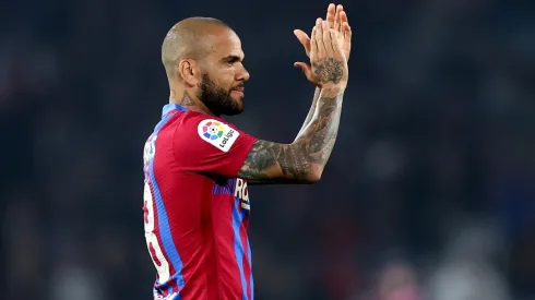 Dani Alves pode permanecer na Espanha