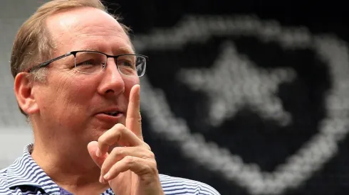 John Textor celebra vitória do Botafogo após cobranças (Foto: Vitor Silva/Botafogo)