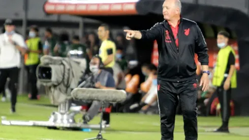 Felipão exalta classificação do Athletico e diz que time pode buscar mais coisas (Foto: Christian Alvarenga/Getty Images)