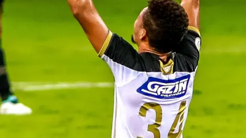 Adryelson comemora gol com a camisa do Sport (Foto: Getty Images)