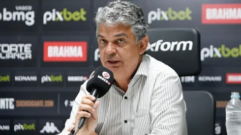Gerente de Futebol do Vasco, Carlos Brazil, junto com a comissão técnica, buscam espaço no elenco para reforços (Foto: Rafael Ribeiro / Vasco)