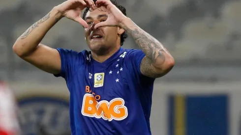 Ricardo Goulart comemora gol com a camisa do Cruzeiro (Foto: Getty Images)
