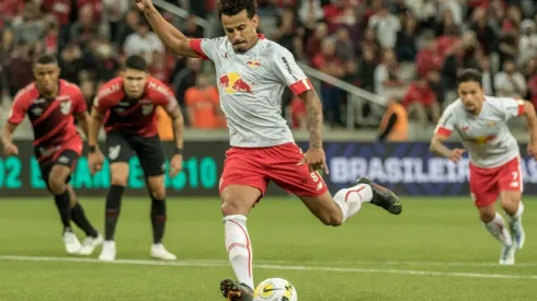 Foto: Robson Mafra/AGIF – Lucas Evangelista batendo pênalti para o Bragantino