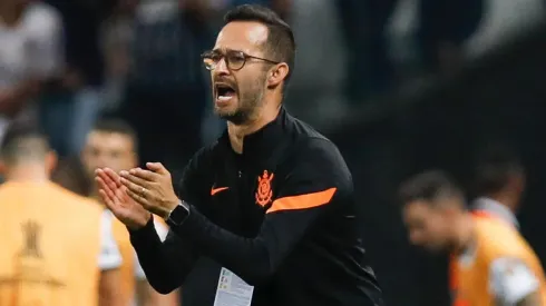 Filipe Almeida elogia desempenho de Cantillo na vitória do Corinthians sobre o Coritiba (Foto: Ricardo Moreira/Getty Images)