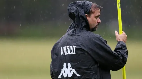 Maurício Souza passa ter trabalho comparado ao de Zé Ricardo no Vasco (Foto: Daniel RAMALHO / CRVG)