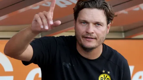 Edin Terzic, treinador do Borussia Dortmund, busca um novo atacante para o time