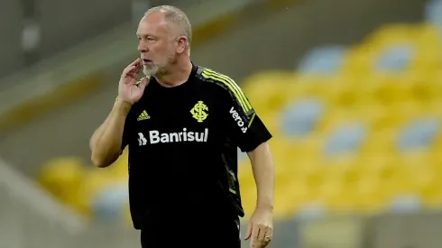 Mano Menezes pode perder o zagueiro Vitão