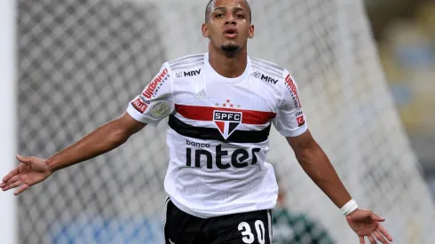 Brenner comemora gol com a camisa do São Paulo (Foto: Getty Images)