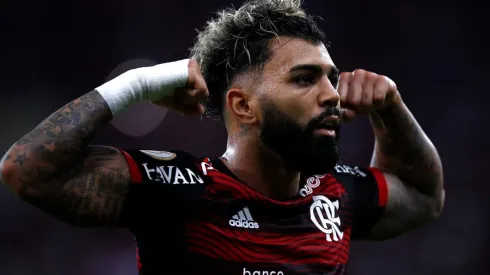 Gabigol comemora gol da forma característica (Foto: Getty Images)