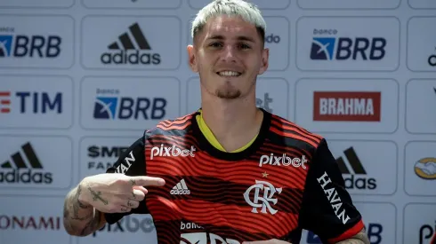 Varela diz que decisão de entrar em campo no domingo (14) está nas mãos de Dorival Júnior (Foto: Marcelo Cortes/CRF)