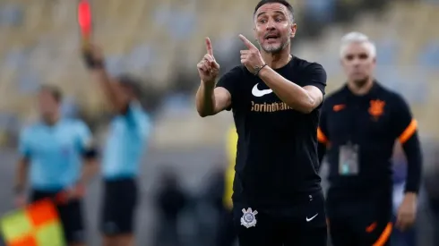 Bernard desmente portais que disseram que o meia negocia sua ida para o Corinthians (Foto: Wagner Meier/Getty Images)
