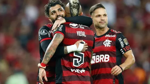 Gabigol comemora com Vidal pelo Flamengo (Foto: Getty Images)