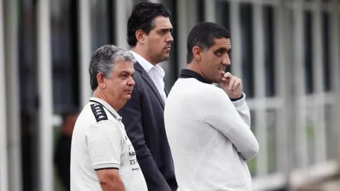 Carlos Brazil revela que Emílio Faro segue como técnico do Vasco com o aval do departamento de futebol e dos atletas (Foto: Daniel RAMALHO/CRVG)