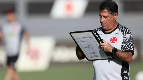 Emilio Faro terá o retorno de Marlon Gomes, mas o desfalques de Raniel para Vasco x Bahia (Foto: Daniel RAMALHO/CRVG)