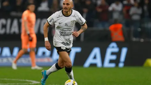Com história no Corinthians, Fábio Santos diz que quer renovar com a equipe paulista (Foto: Ricardo Moreira/Getty Images)