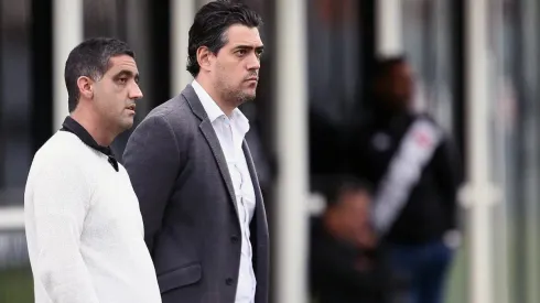 Paulo Bracks e Luiz Mello conversam com Jorginho que pode anunciado em breve como novo treinador do Vasco (Foto: Daniel RAMALHO/CRVG)