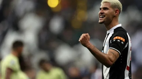 Bruno Guimarães 'promete' negociar empréstimo para jogar no Athletico-PR caso clube vá ao Mundial de Clubes (Foto: Ian MacN/Getty Images)