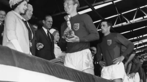 Copa do Mundo: Em 1966 Rainha Elizabeth II entregava a taça de campeã para a seleção da Inglaterra