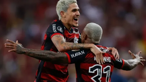 Pedro e Marinho comemoram um gol pelo Flamengo na Libertadores (Foto: Getty Images)