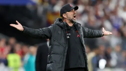 Craque do Liverpool vai embora mais cedo da seleção da Inglaterra e técnico Klopp critica a decisão