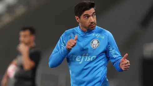 Abel Ferreira coloca os pés no chão mesmo com o Palmeiras com as duas mãos na taça do Campeonato Brasileiro (Foto: Cesar Greco/SE Palmeiras)