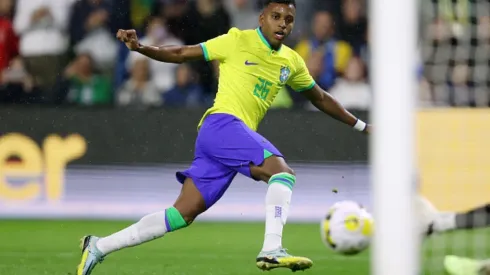 Rodrigo ironiza álbum da copa e se sente confiante para a convocação de Tite