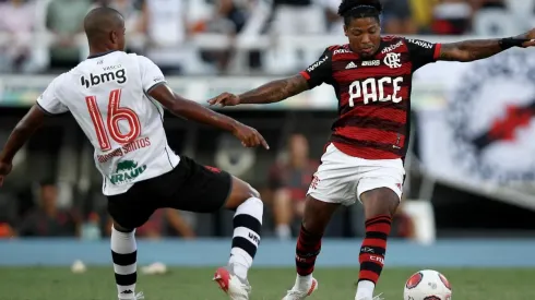Andrey Santos marca Marinho de perto em jogo contra o Flamengo (Foto: Getty Images)