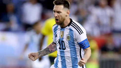 Messi comemora gol com a camisa da seleção argentina (Foto: Getty Images)