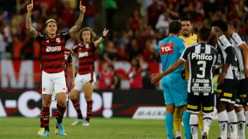 Enquanto Pedro comemora, jogadores do Santos reclamam da arbitragem