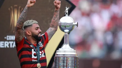 Gabriel Barbosa ao lado da taça da Libertadores (Foto: Getty Images)