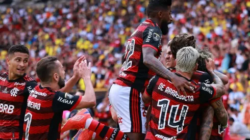 Jogadores do Flamengo comemoram o gol de Gabriel em Guayaquil (Foto: Getty Images)