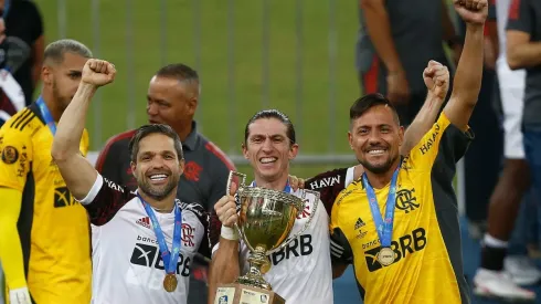 Diegos comemoram o Cariocão de 2021 com Filipe Luís (Foto: Getty Images)