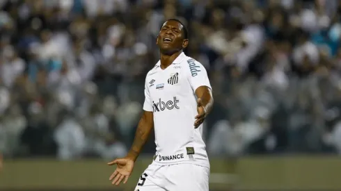 Bryan Angulo não faz parte dos planos do Santos