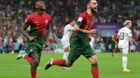 Bruno Fernandes comemora um dos gols marcados diante do Uruguai (Foto: Getty Images)