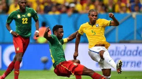 Fernandinho balança as redes diante de Camarões em 2014 (Foto: Getty Images)
