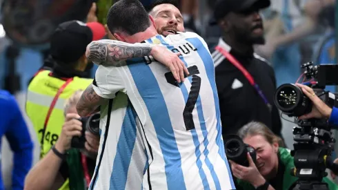 Messi e De Paul se abraçam em Argentina x Croácia (Foto: Getty Images)