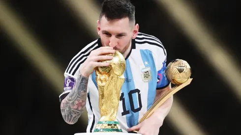 Messi beija a taça da Copa do Mundo (Foto: Getty Images)