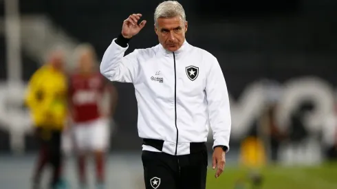 Luís Castro, técnico do Botafogo, quer atacante do Benfica para ser reserva de Tiquinho Soares