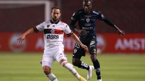 Flamengo e Independiente del Valle, em campo pela Libertadores de 2020 (Foto: Getty Images)