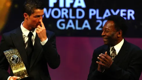 Cristiano Ronaldo ao lado de Pelé (Foto: Getty Images)