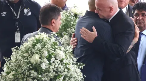 Presidente da Fifa vai ao velório de Pelé e pede homenagem ao Rei em todo o mundo