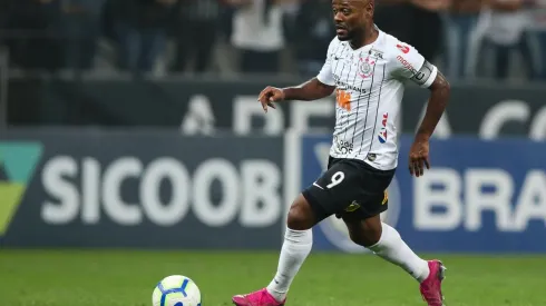 Vagner Love "cavou" uma tentativa de retorno ao Corinthians, mas acertou renovação com o Sport