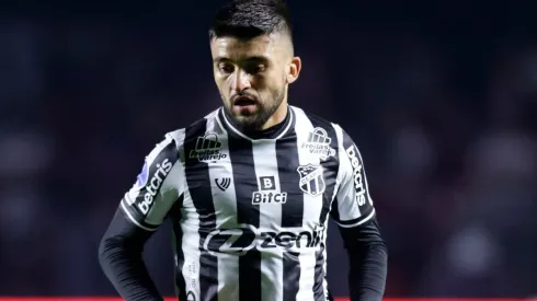 Victor Luís, em campo pelo Ceará (Foto: Getty Images)