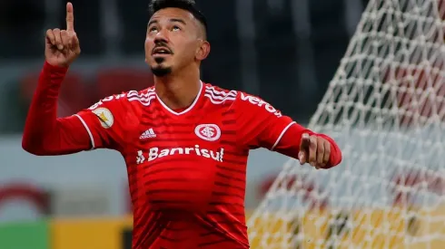 Rodrigo Lindoso negocia com clubes do Brasil e do exterior