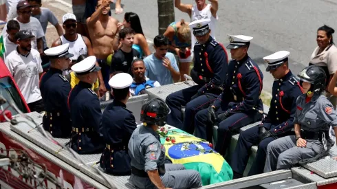 Antes de ser enterrado, corpo de Pelé passou por um cortejo pelas ruas de Santos